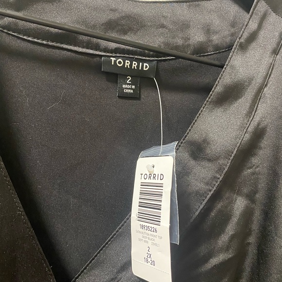 Button front cropped blouse - Picture 3 of 3